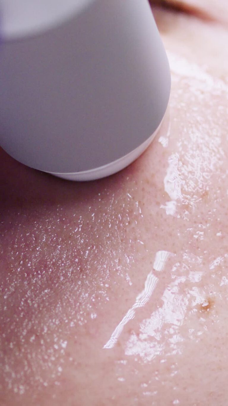 Collagen+ Radiofrequenz bei einer Préime DermaFacial Behandlung