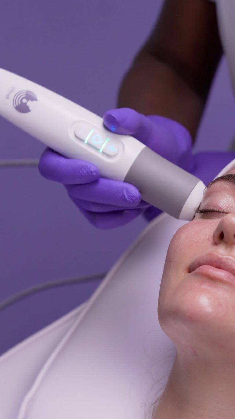UltraB Ultraschall bei einer Préime DermaFacial Behandlung