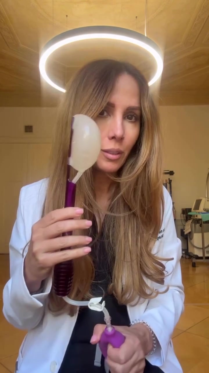 Dr. Katharina Brüggemann demonstriert den Preservé-Ballon in den OP-Räumen von Capital Aesthetics