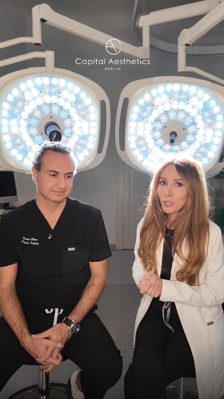 Kenan Abbas und Dr. Katharina Brüggemann erklären die Preservé-Technik mit Ballon und Brustimplantat